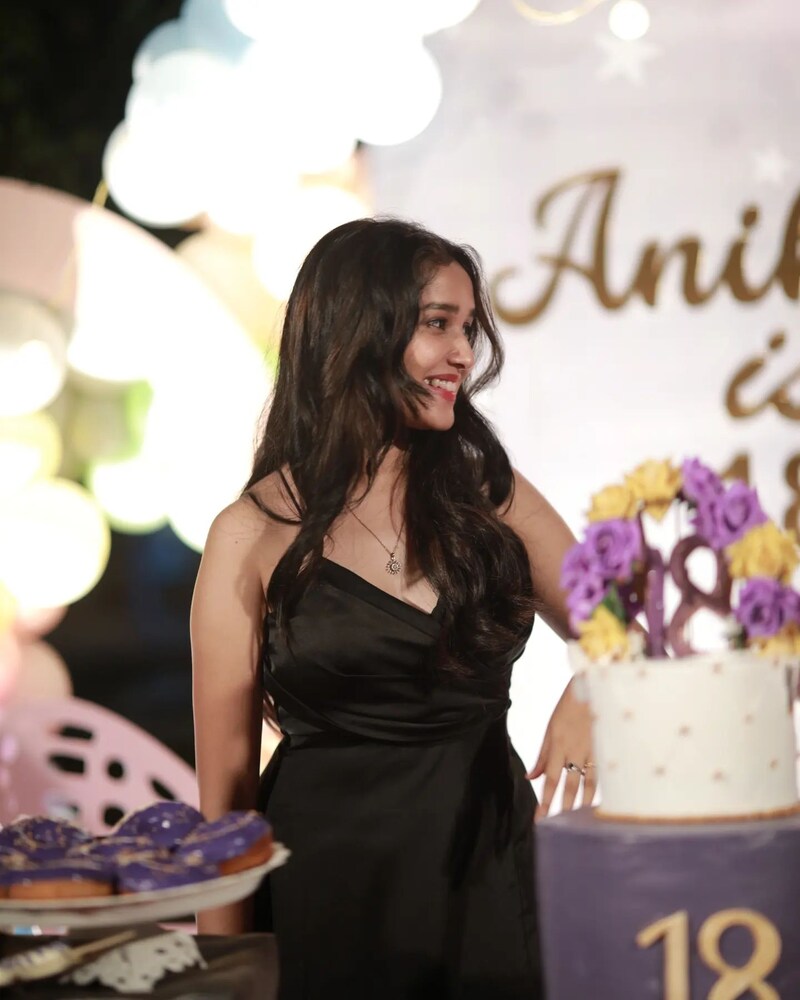 Anikha surendran hot new clicks