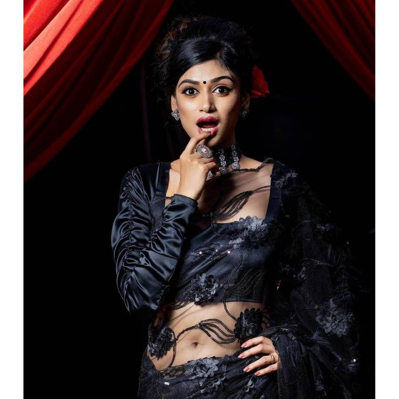 Oviya in black trending