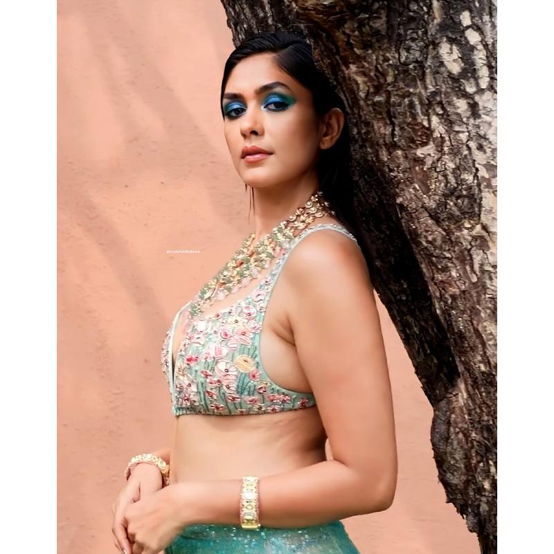 Mrunal latest clicks viral
