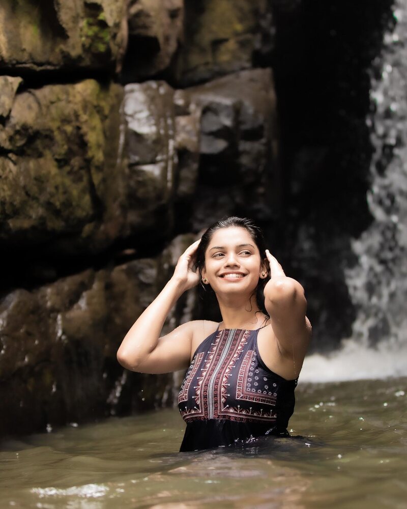 Pranikadhakshu vijaytv actress water