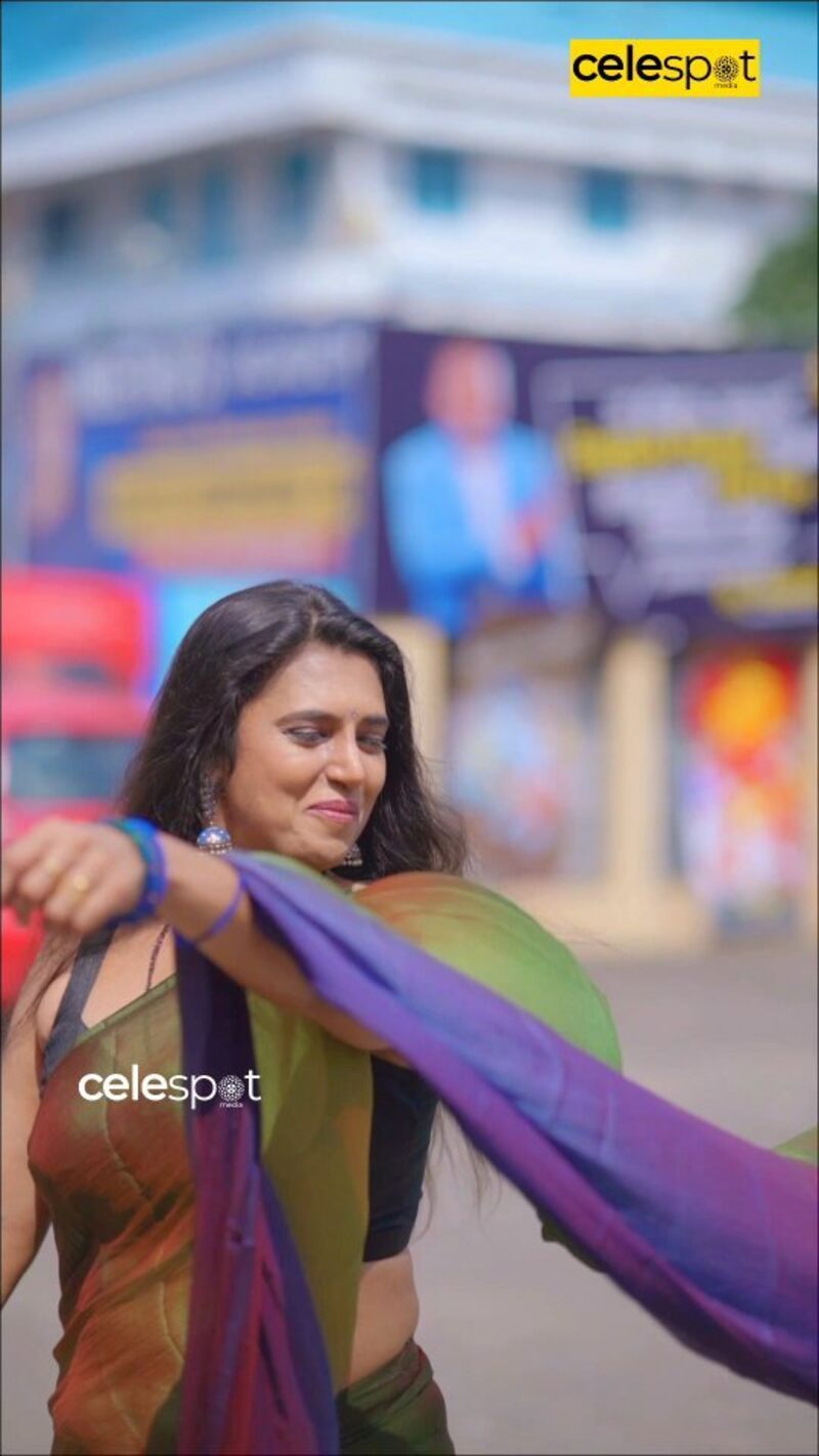 Kasthuri shankar hot dance on road reels