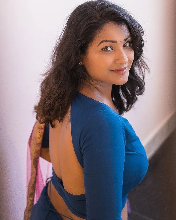 Sharanyaturadi hot dress clicks viral