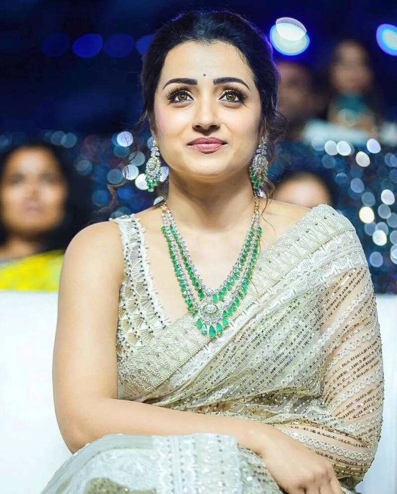 Trisha saree hot clicks new photos