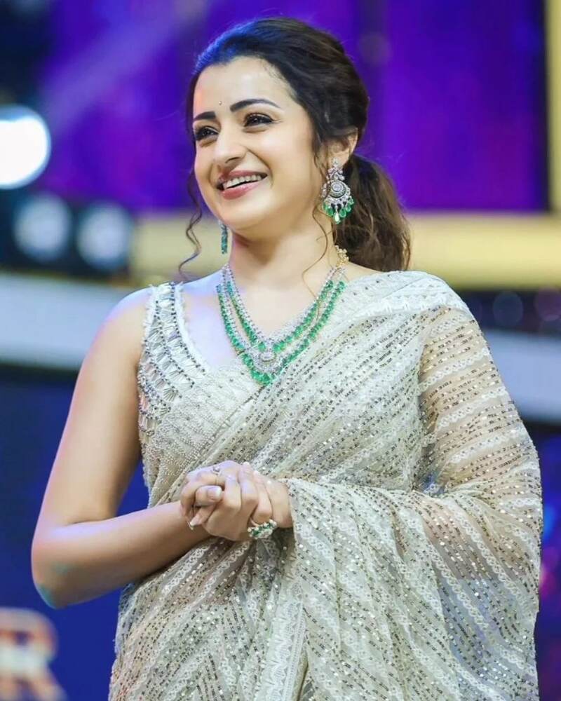 Trisha saree hot clicks new photos