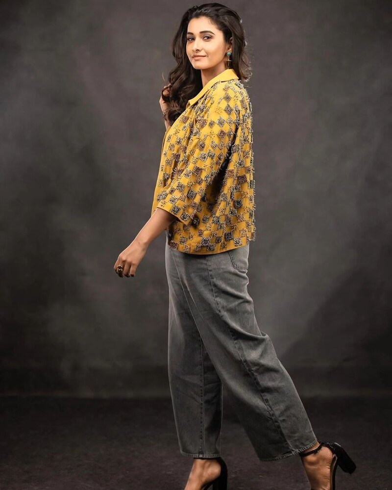 Priya bhavanishankar new hot