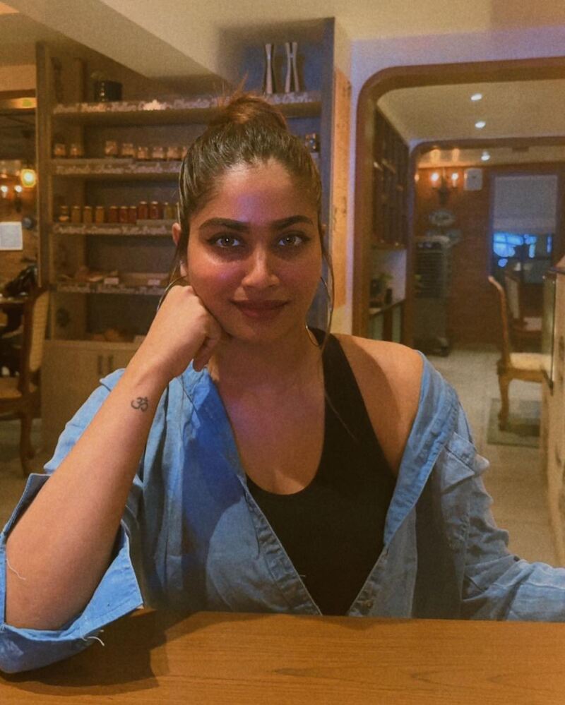 Shivani narayanan new hotclicks