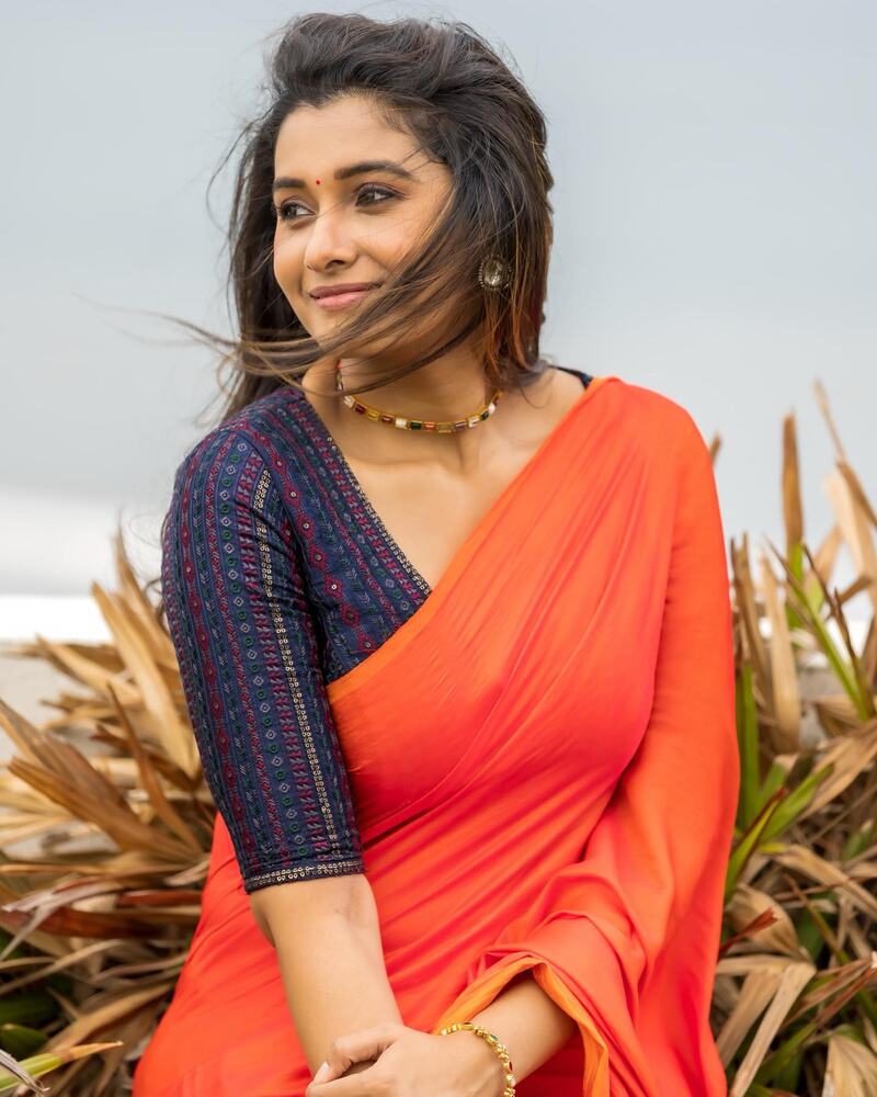 Priyabhavanishankar saree clicks viral