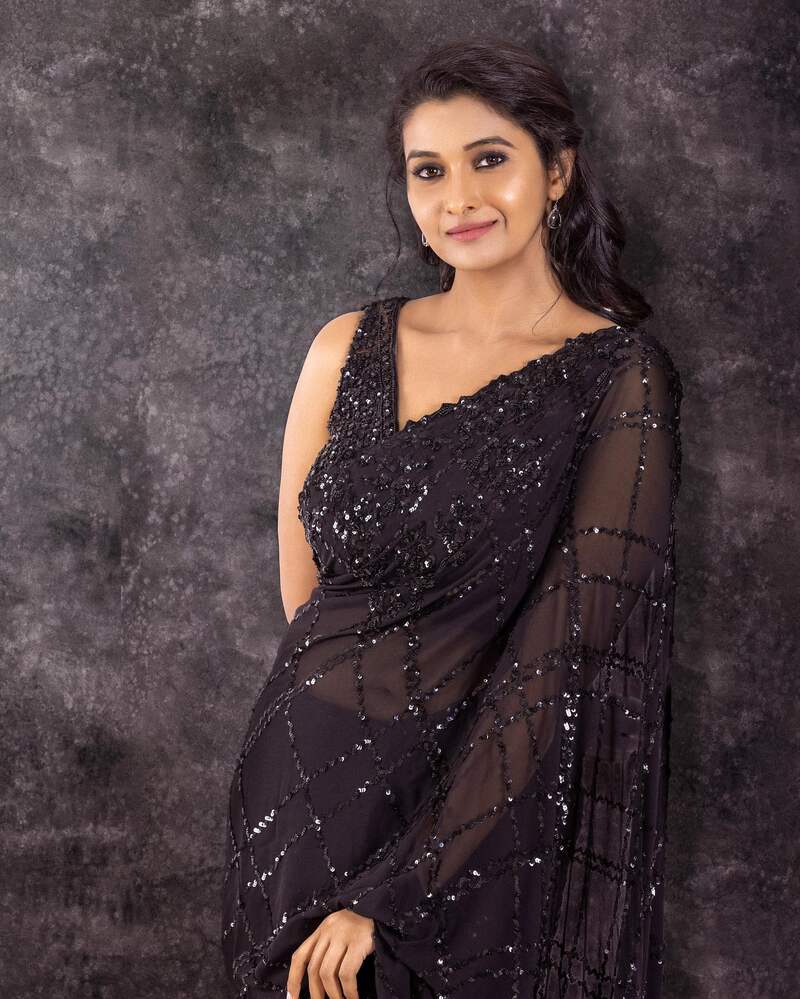 Priyabhavanishankar saree clicks viral