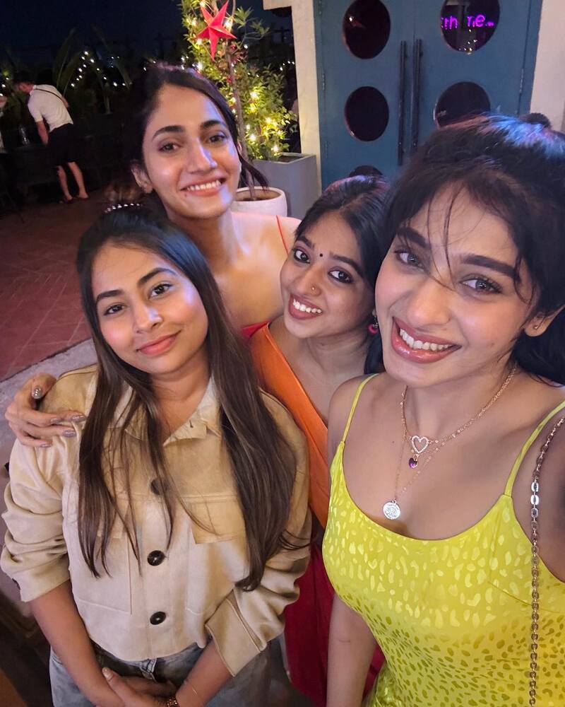 Losliya newyear clicks viral