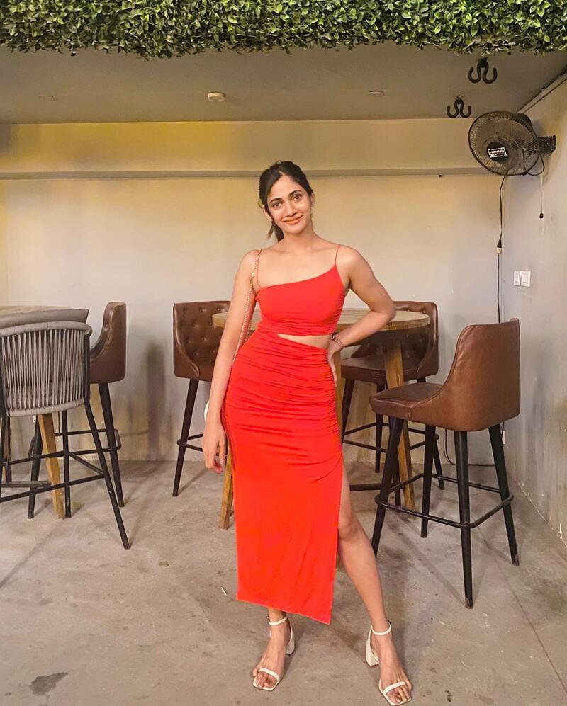 Losliya newyear clicks viral