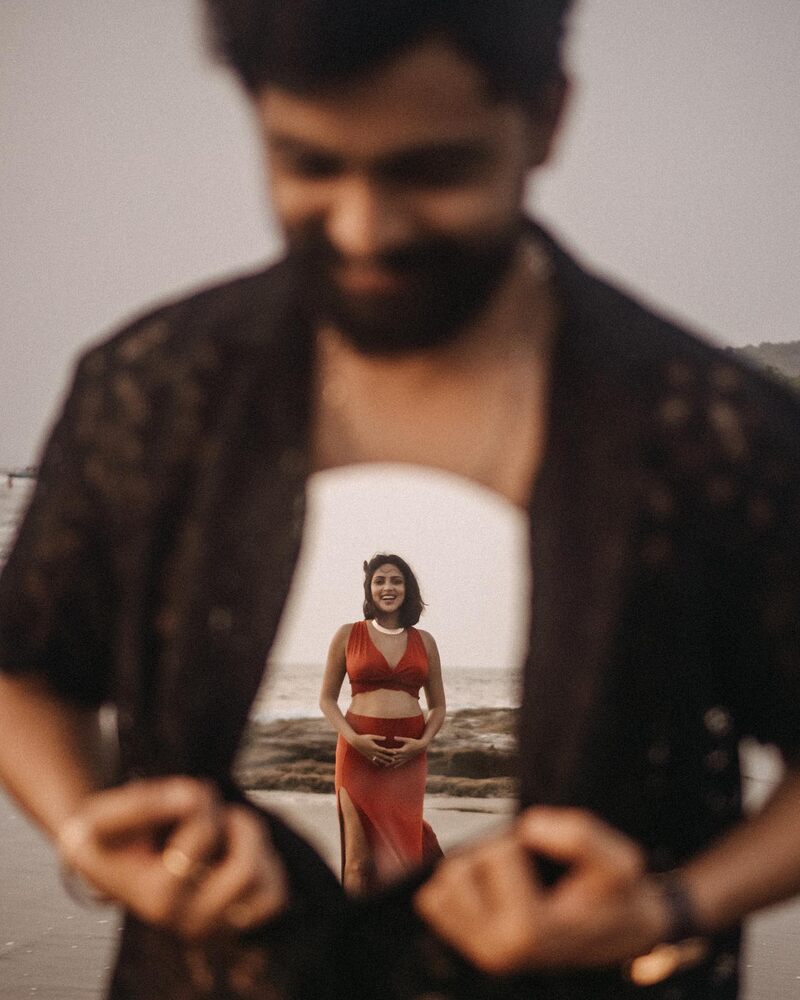 Amalapaul pragenent photo actress