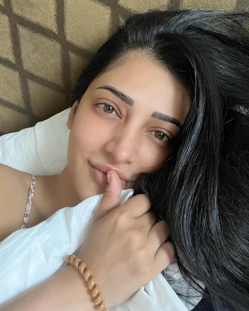 Shruti haasan new bedroom clicks trending