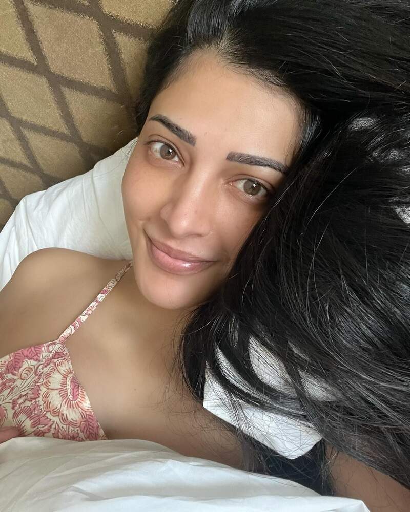 Shruti haasan new bedroom clicks trending