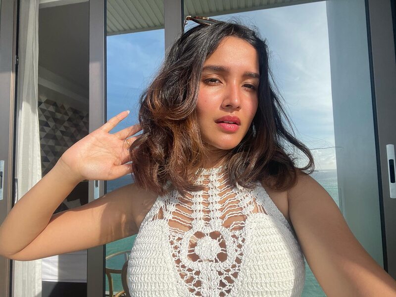 Anikha surendran in beach clicks viral