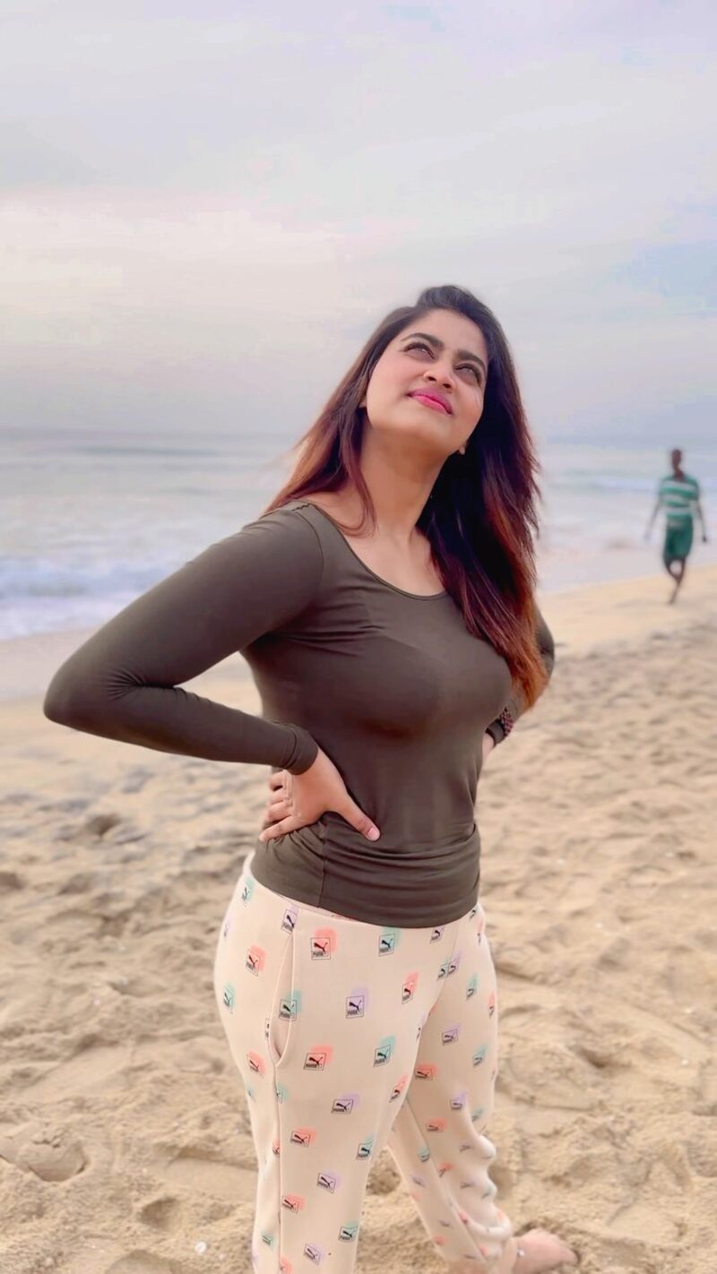 Shivani narayanan new clicks table trending