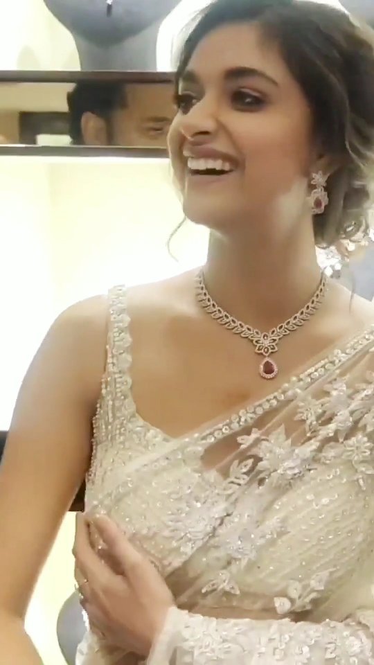 Kerthy sures saree on stage viral vedio white