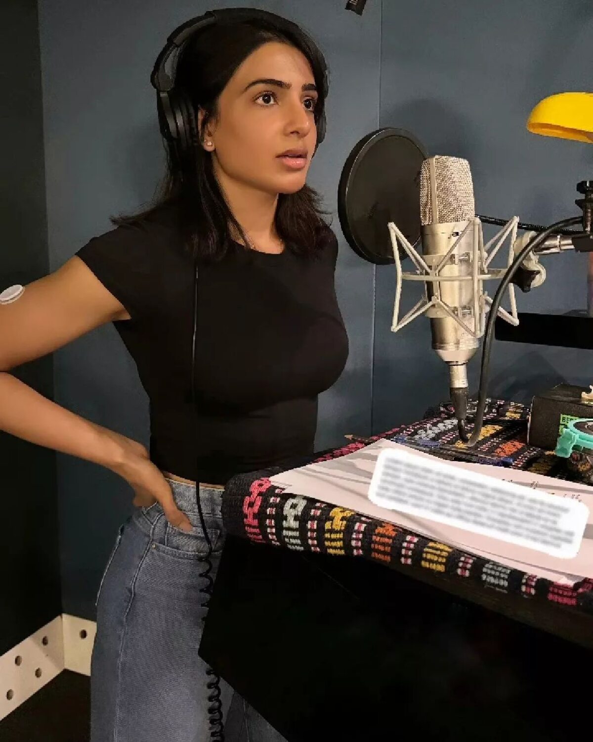 Samantha in new black dress clicks