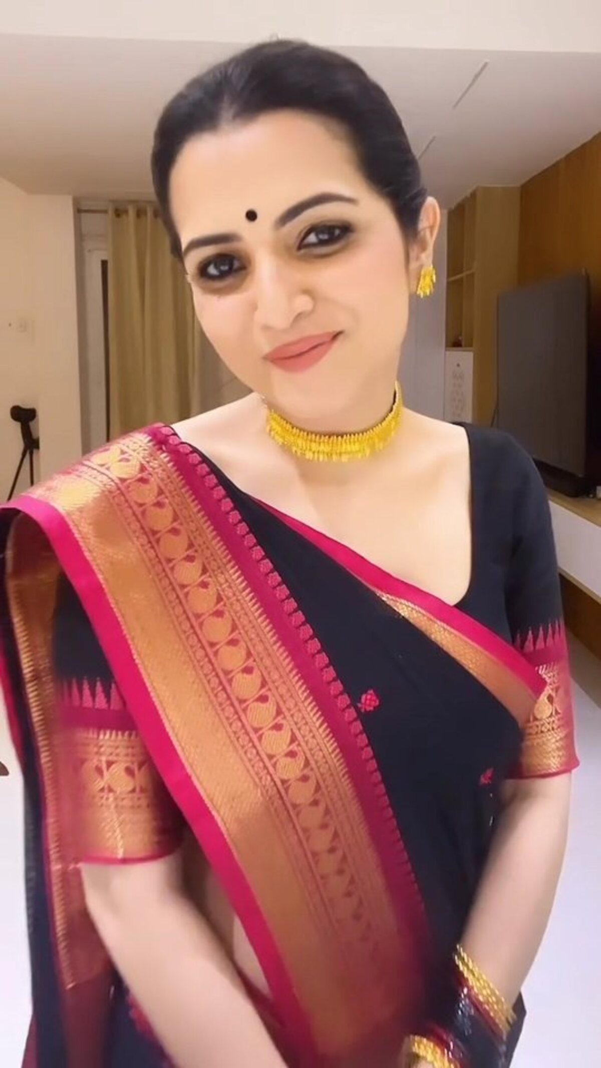 Dhivya dharshini new vedio saree black