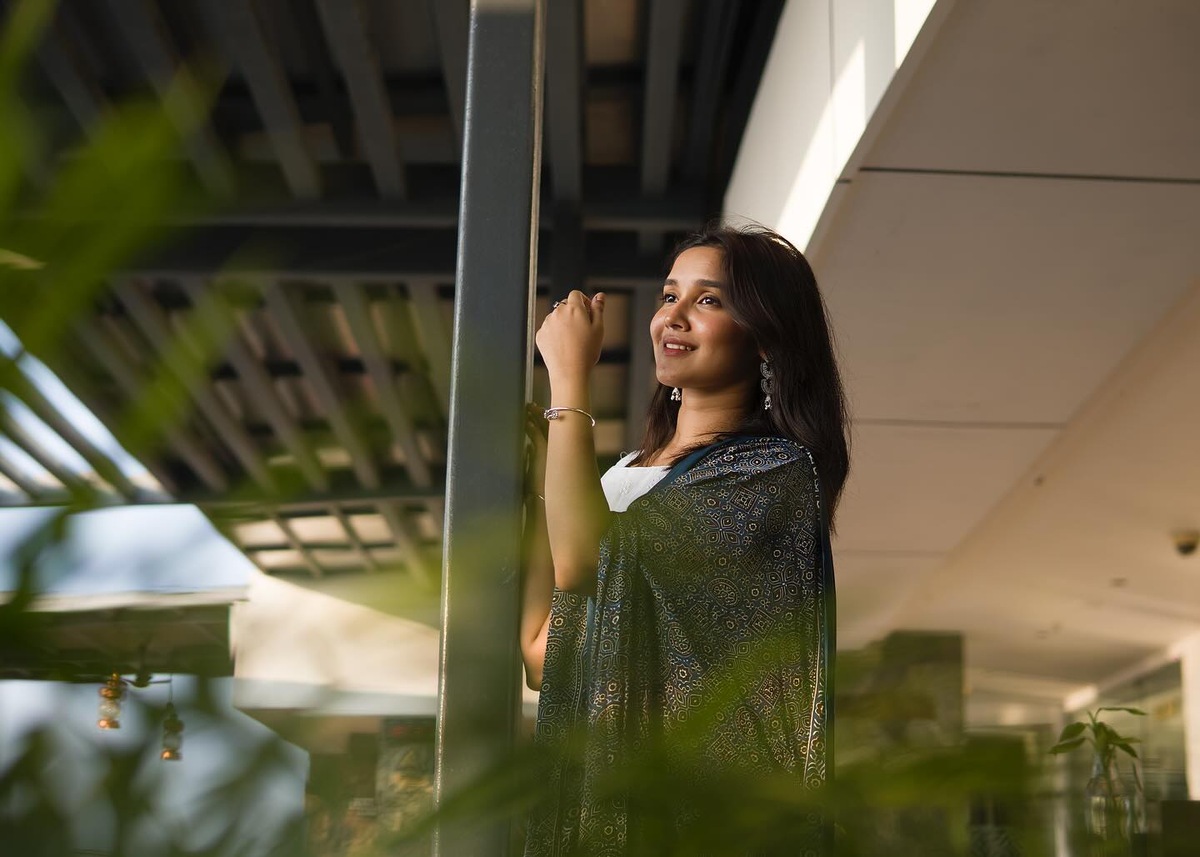 Anikha surendran in show black dress
