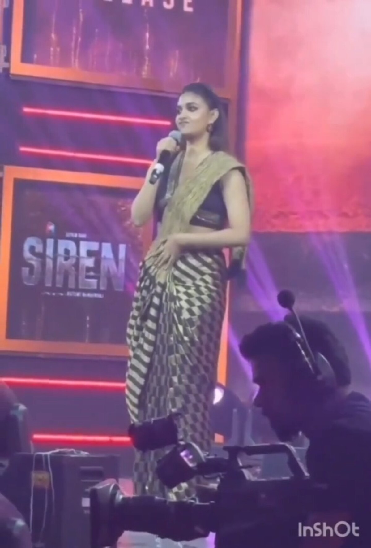 Keerthy suresh on stage saree vedio viral