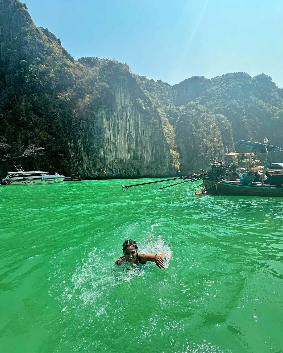 Keerthi pandian went beach clicks in bikkini so hot