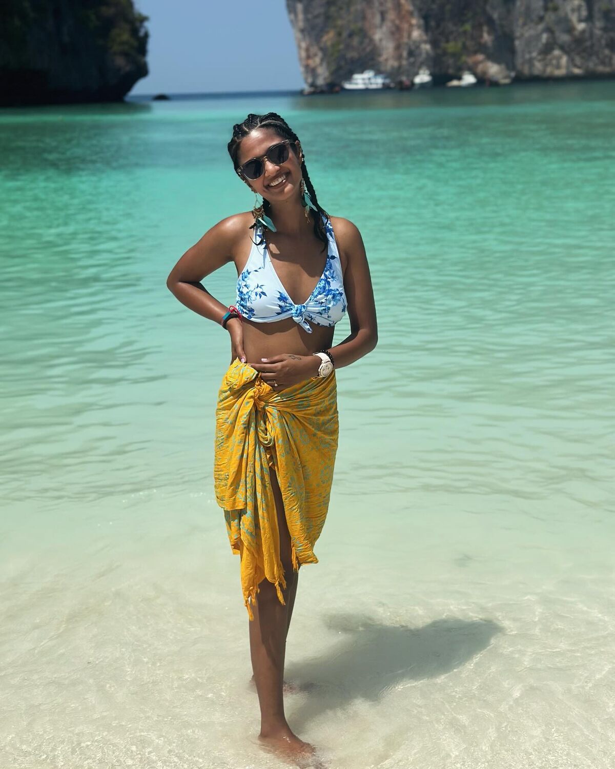Keerthi pandian went beach clicks in bikkini so hot