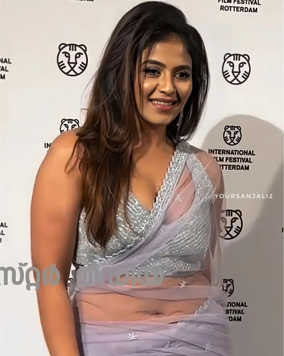 Anjali actress in fil festival in saree vedio