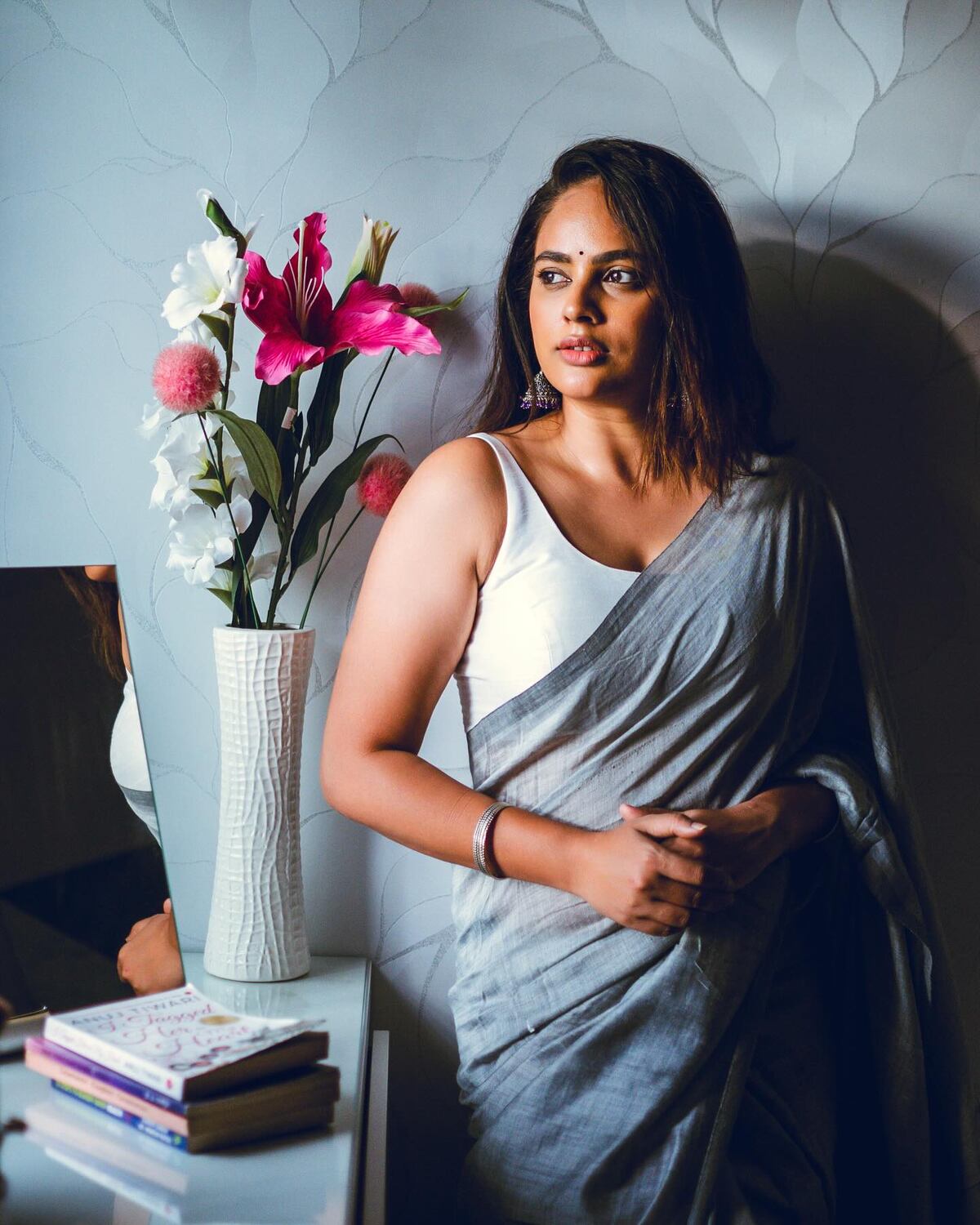 Nandita swethaa in bathroom clicks mirror