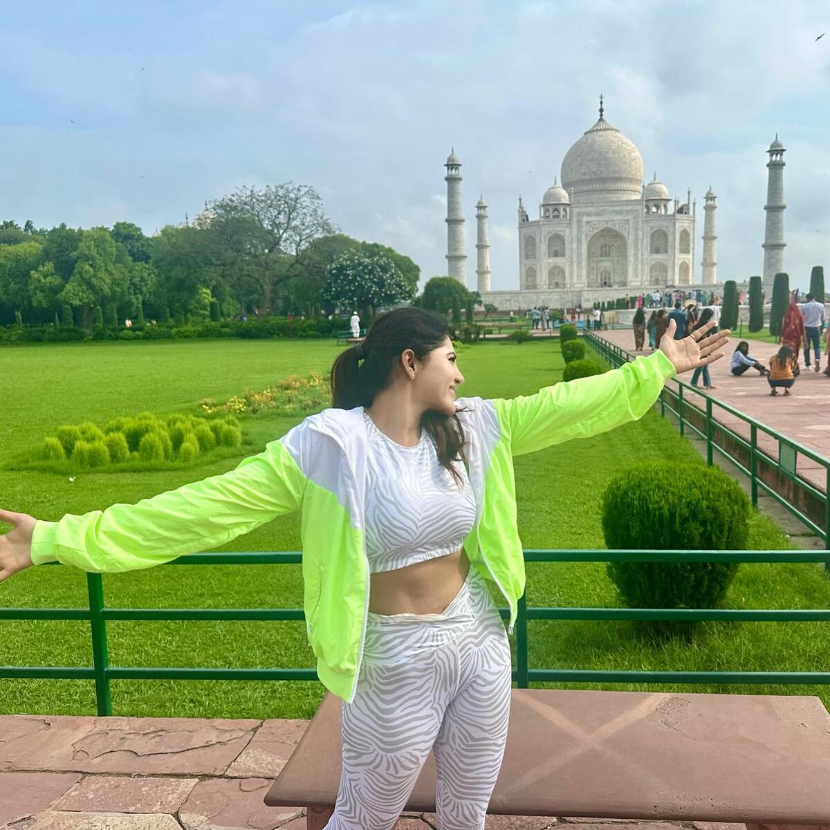Athulya ravi new tajmahal click viral