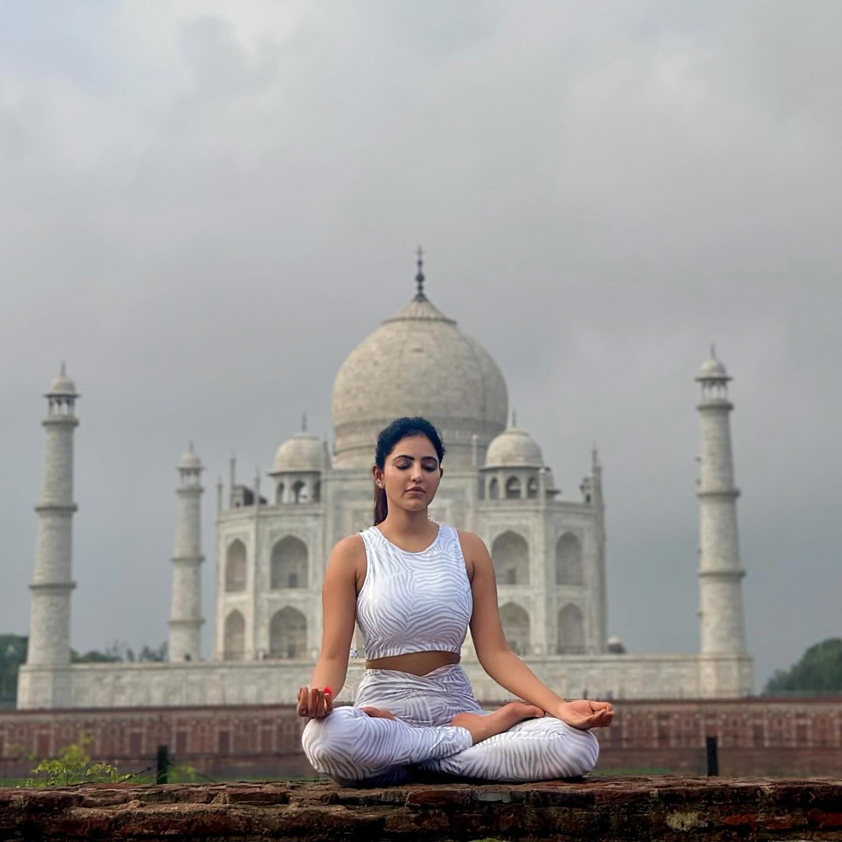 Athulya ravi new tajmahal click viral